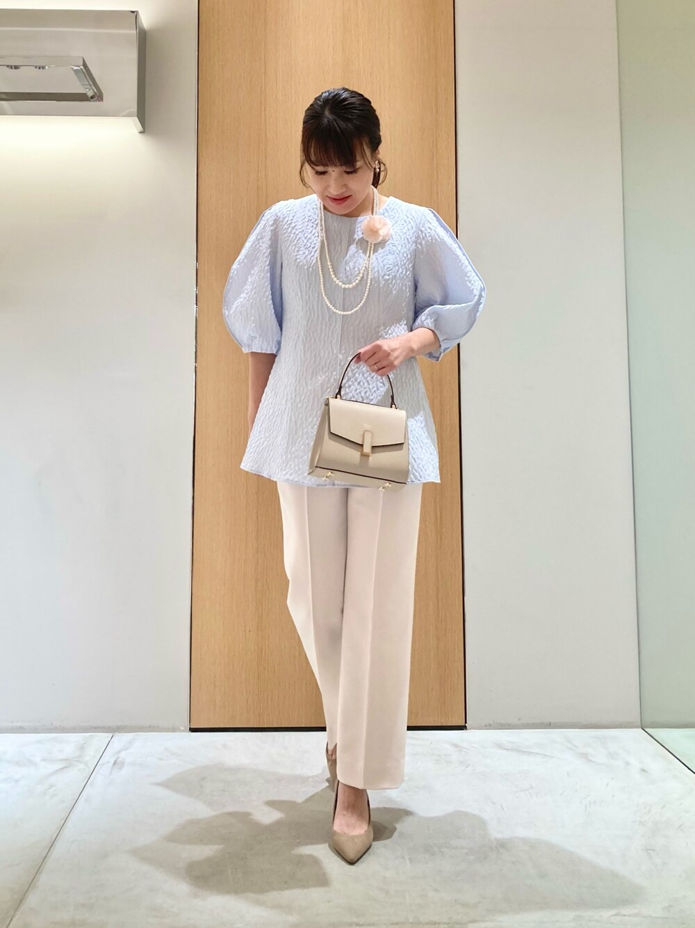 ベージュ系のトートバッグ、ブルー系のシャツ/ブラウス、ホワイト系のその他パンツを着用したレディースの冬コーディネートの1枚目の写真