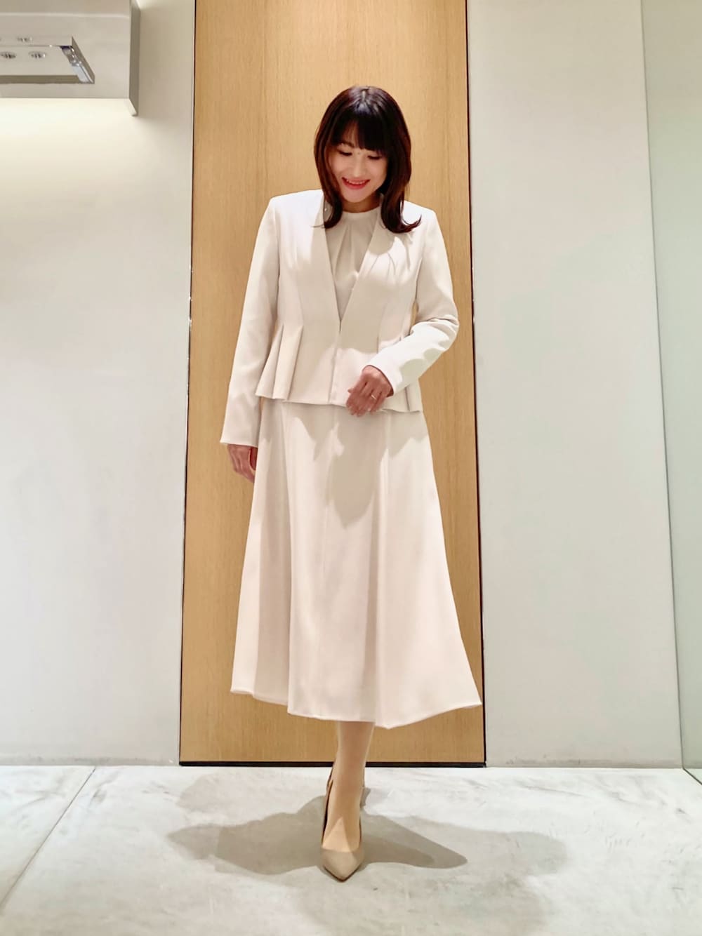 「アナイ(ANAYI)、セットアップ、オトナ女子、キレイめ、ジャケット、ワンピース、アイボリー、オケージョン、結婚式、お仕事コーデ、低身長、入学式、卒業式、きちんとスタイル、フェミニン」｜「ANAYIの【Eternal Line 2025】トリアセサテンタックペプラム ジャケット（その他アウター、ホワイト系）」を使った、Hasebe.tさん（レディース・154cm）の冬コーディネートの1枚目の写真