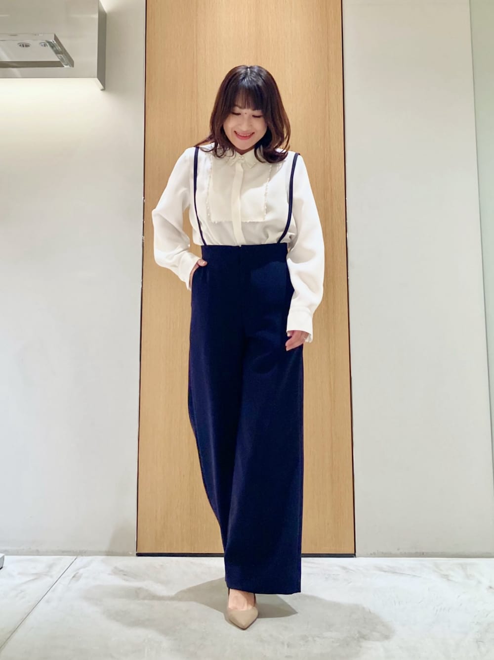 「アナイ(ANAYI)、シャツスタイル、春、おでかけコーデ、キレイめカジュアル、レイヤードスタイル、オトナカジュアル、パンツスタイル、ホワイト、ネイビー、オトナ女子、オトナカワイイ、低身長、お出かけコーデ、きちんとスタイル」｜「ANAYIのレクタングルガラス３連イヤリング（イヤリング、ホワイト系）」を使った、Hasebe.tさん（レディース・154cm）の春コーディネートの1枚目の写真