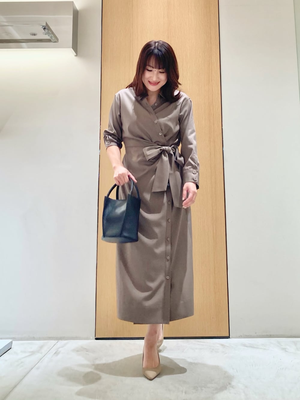 「アナイ(ANAYI)、春コーデ、オトナカジュアル、大人かわいい、大人ファッション、春服コーデ、おでかけコーデ、シンプルスタイル、楽チンコーデ、きれいめコーディネート、ワンピーススタイル、カーキ、カシュクール、低身長、オトナ女子」｜「ANAYIのテンセルツイルカシュクールワンピース（ワンピース、グリーン系）」を使った、Hasebe.tさん（レディース・154cm）の春コーディネートの1枚目の写真