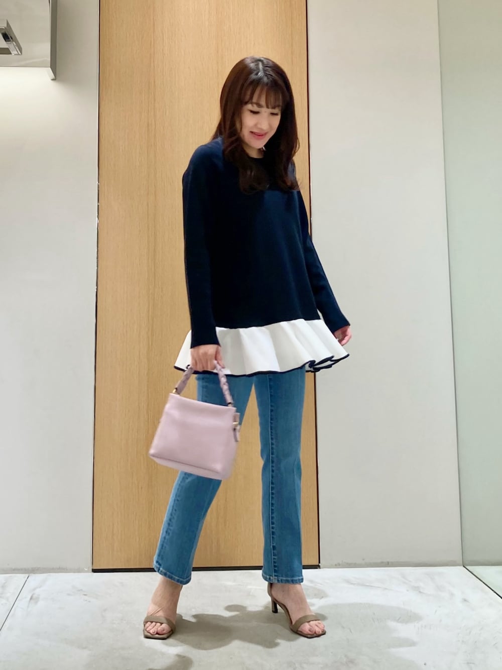 「アナイ(ANAYI)、春のNewスタイル、ピンク、春服コーデ、リラックススタイル、お出かけコーデ、楽チンコーデ、カジュアルコーデ、デニム、ネイビー、バッグ、低身長、大人女子、大人カジュアル、シンプルコーデ」｜「ANAYIのフラワーパールコンビイヤリング（イヤリング、ゴールド系）」を使った、Hasebe.tさん（レディース・154cm）の春コーディネートの1枚目の写真