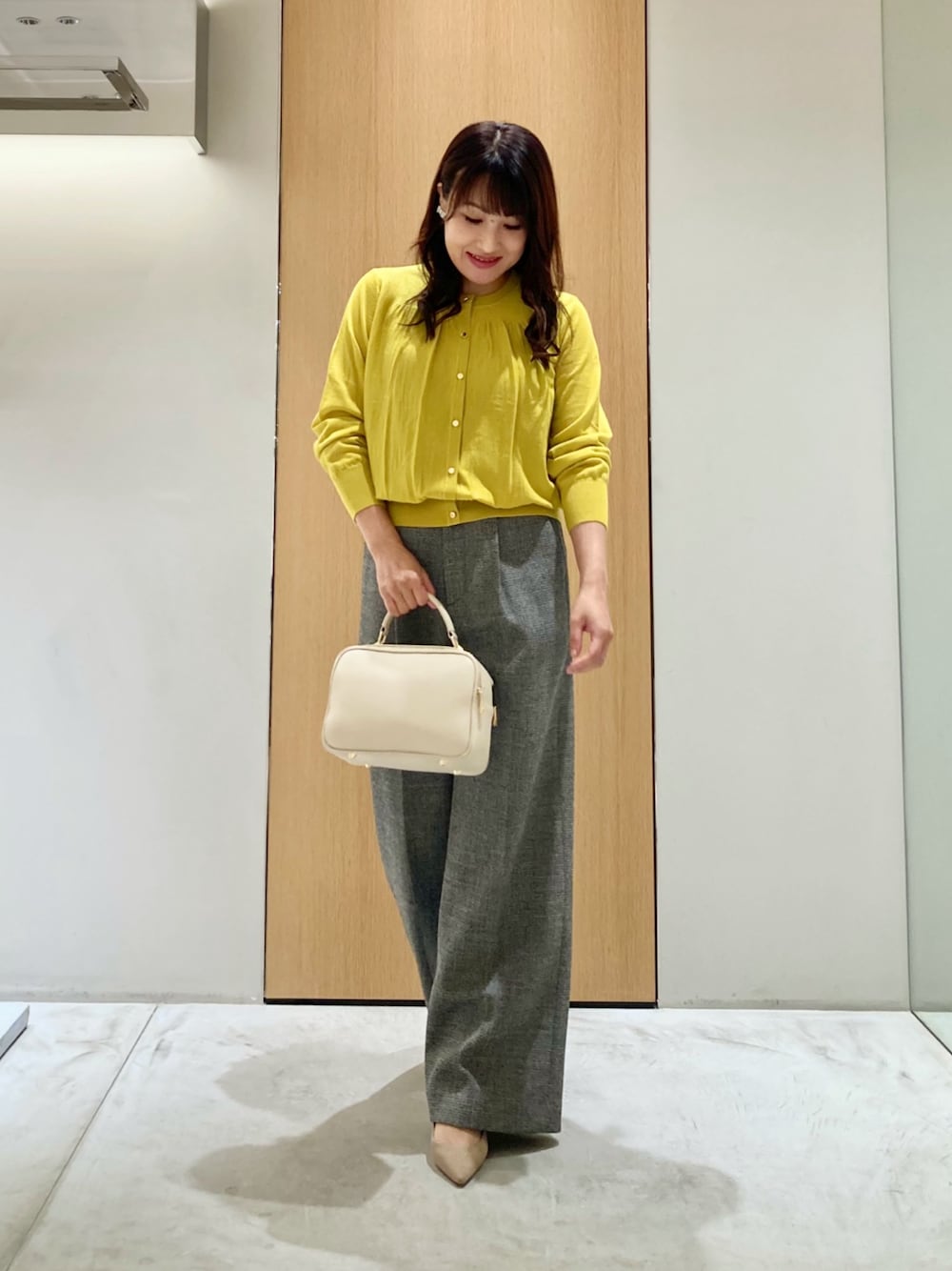 「アナイ(ANAYI)、秋コーデ、カーディガン、初秋コーデ、大人女子、秋カラー、セーター、マスタード、グレー、オトナカジュアル、パンツスタイル、オフィスカジュアル、大人かわいい、低身長、イヤリング」｜「ANAYIのリボンタイビジューイヤリング（イヤリング、シルバー系）」を使った、Hasebe.tさん（レディース・154cm）の秋コーディネートの1枚目の写真