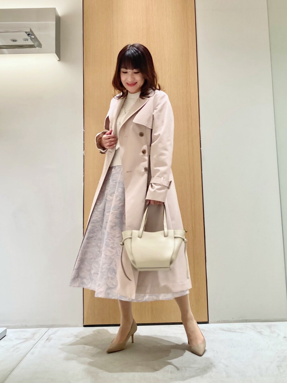 「アナイ(ANAYI)、キレイめコーデ、大人かわいい、春先取り、大人カジュアルコーデ、女子会コーデ、春ニット、通勤コーデ、コート、スカート、アクセサリー、ホワイト、ピンク、低身長、バッグ」｜「ANAYIのバロックパールドロップネックレス（ネックレス、ホワイト系）」を使った、Hasebe.tさん（レディース・154cm）の冬コーディネートの1枚目の写真