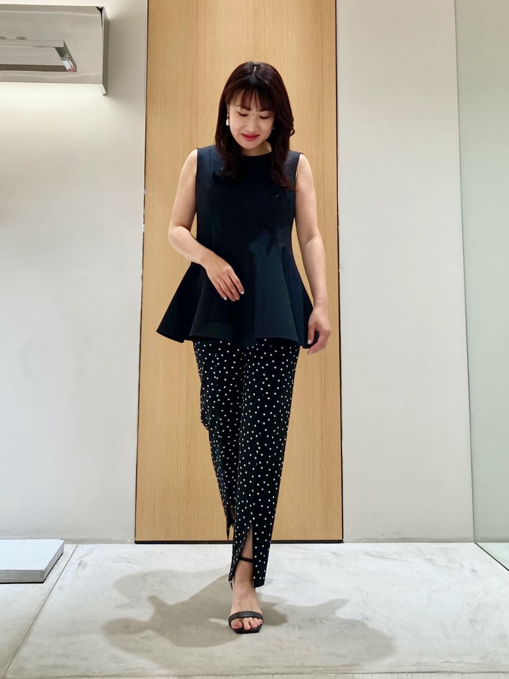 ブラック系のシャツ/ブラウス、ブラック系のその他パンツ、ホワイト系のイヤリングを着用したレディースの夏コーディネートの1枚目の写真