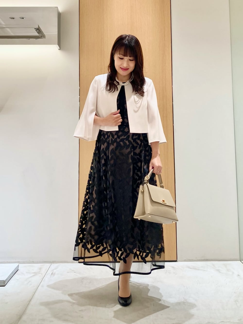 「アナイ(ANAYI)、ワンピース、ボレロ、ジャケット、レース、オケージョン、ドレス、キレイめ、結婚式、パールネックレス、大人女子、フェミニン、パーティースタイル、低身長、大人コーデ」｜「ANAYIのランダムパール3連ネックレス（ネックレス、ホワイト系）」を使った、Hasebe.tさん（レディース・154cm）の秋コーディネートの1枚目の写真