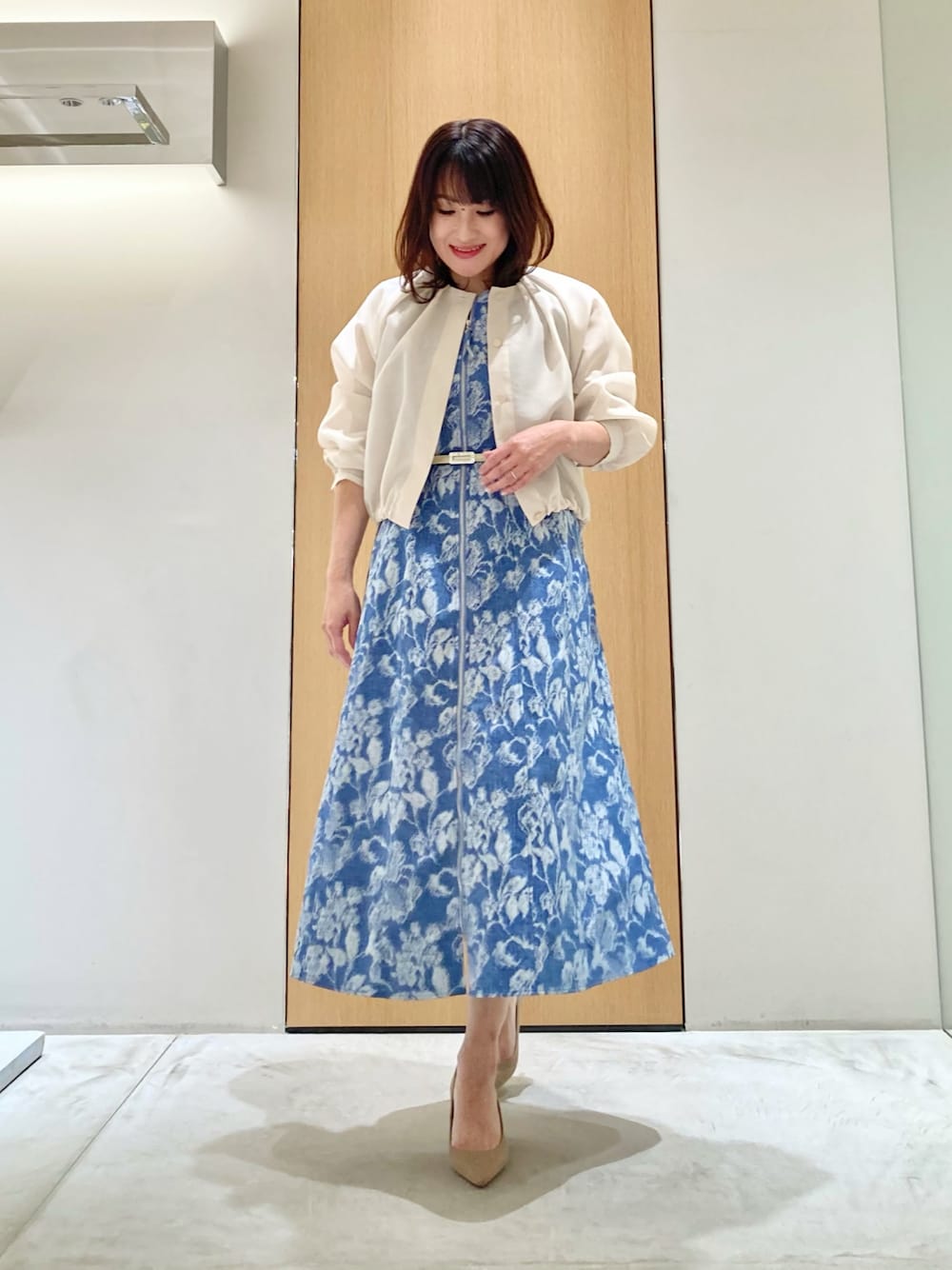「アナイ(ANAYI)、シャツスタイル、シアートップス、春服コーデ、大人可愛い、大人コーデ、大人カジュアルコーデ、大人かわいい、春カラー、春先取り、オトナカワイイ、ワンピース、デニム、ジャガード、ブルー」｜「ANAYIのハードオーガンジーノーカラーブルゾン（その他アウター、ベージュ系）」を使った、Hasebe.tさん（レディース・154cm）の春コーディネートの1枚目の写真