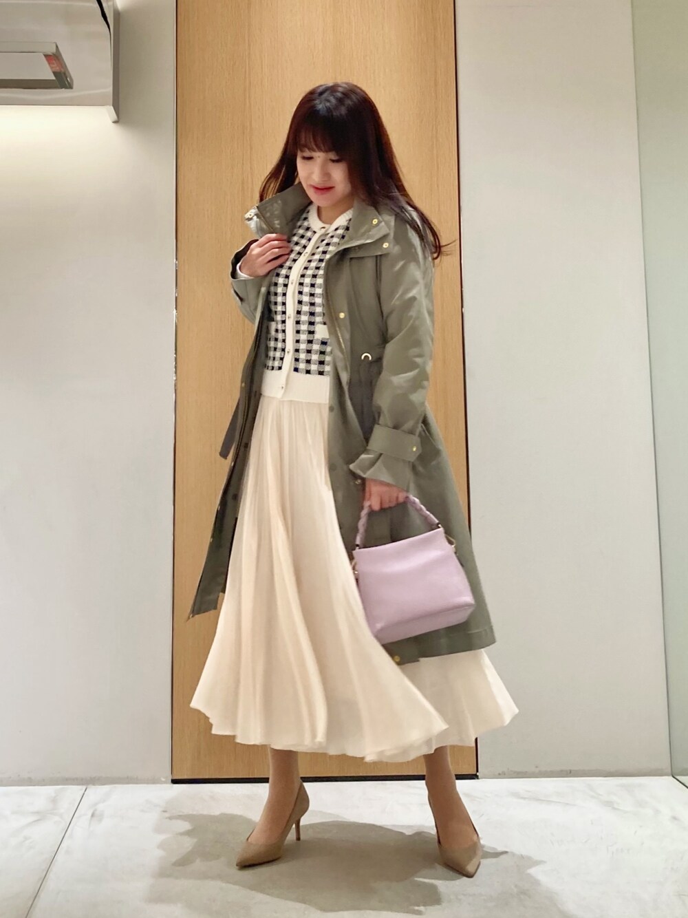 「アナイ(ANAYI)、ニット、春服、ギンガムチェック、コート、モッズコート、カーキ、ホワイト、カーディガン、スカート、大人カジュアル、フェミニン、大人可愛い、おでかけコーデ、休日スタイル」｜「ANAYIのギンガムブークレ カーディガン（カーディガン/ボレロ、ホワイト系）」を使った、Hasebe.tさん（レディース・154cm）の春コーディネートの1枚目の写真