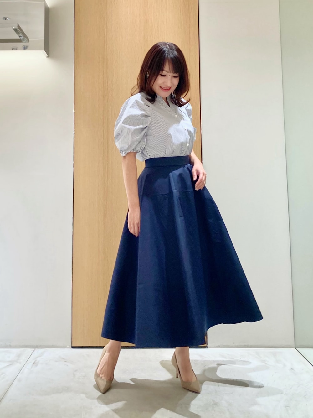 「アナイ(ANAYI)、シャツスタイル、春、おでかけコーデ、キレイめカジュアル、カジュアルコーデ、レディースファッション、オトナカジュアル、シャツ/ブラウス、ネイビー、ストライプ、スカート、低身長、オトナ女子、オトナカワイイ」｜「ANAYIのレクタングルガラス３連イヤリング（イヤリング、ホワイト系）」を使った、Hasebe.tさん（レディース・154cm）の春コーディネートの1枚目の写真
