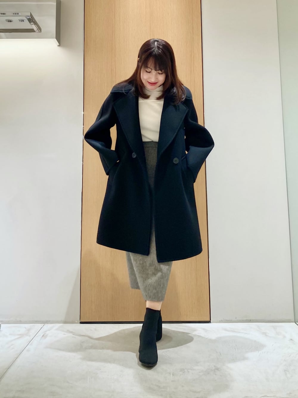 「アナイ(ANAYI)、冬コーデ、秋冬コーデ、お出かけコーデ、大人かわいい、あったかコーデ、大人可愛い、キレイめコーデ、グレー、オトナ女子、冬、白ニット、スカート、ブラック、コート」｜「ANAYIのウールボンディングピーコート（ピーコート、ブラック系）」を使った、Hasebe.tさん（レディース・154cm）の冬コーディネートの1枚目の写真