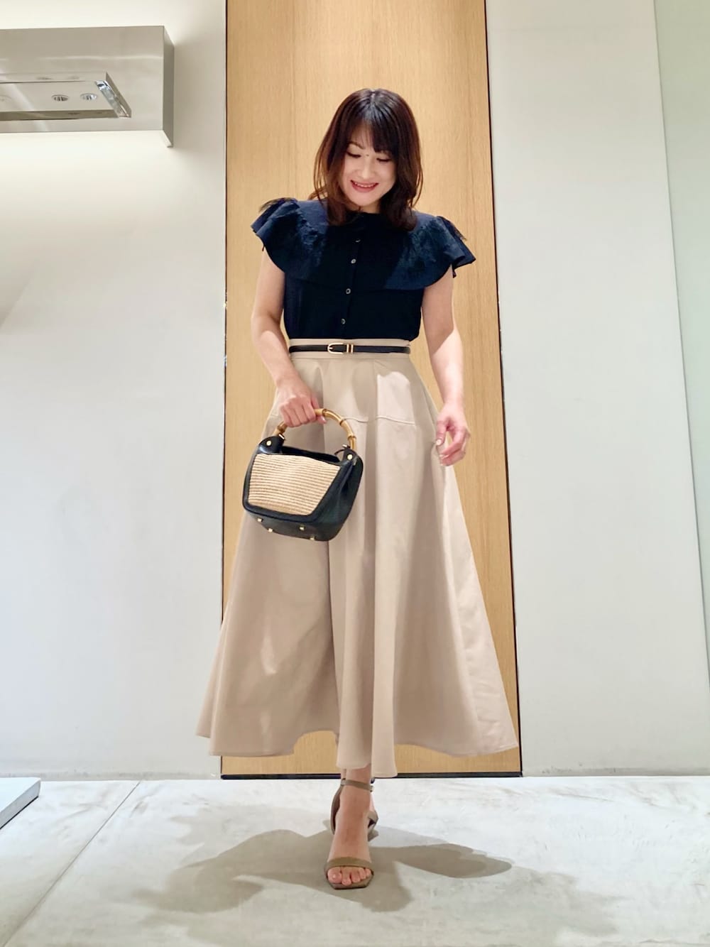 「アナイ(ANAYI)、大人カジュアル、デートコーデ、カーディガン、お出かけコーデ、春夏コーデ、春ファッション、カジュアルスタイル、オトナカワイイ、大人可愛い、大人女子、おでかけコーデ、スカート、レース、低身長」｜「ANAYIのケープスリーブ プルオーバー（ニット/セーター、ブラック系）」を使った、Hasebe.tさん（レディース・154cm）の春コーディネートの1枚目の写真