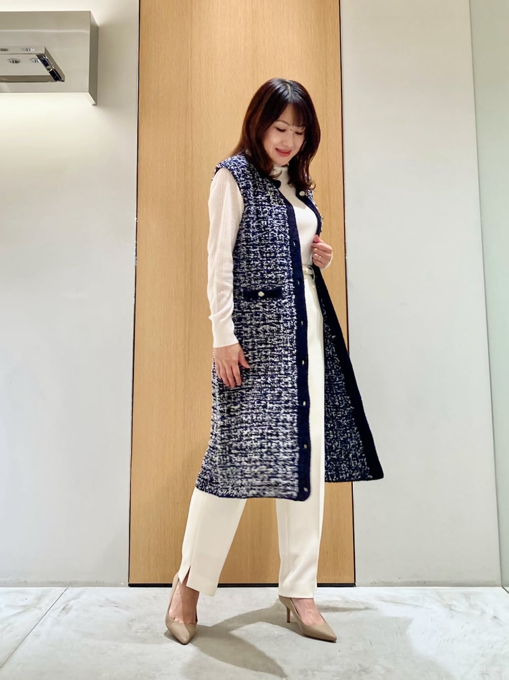 ブルー系のワンピース、ホワイト系のニット/セーター、ホワイト系のその他パンツを着用したレディースの秋コーディネートの1枚目の写真