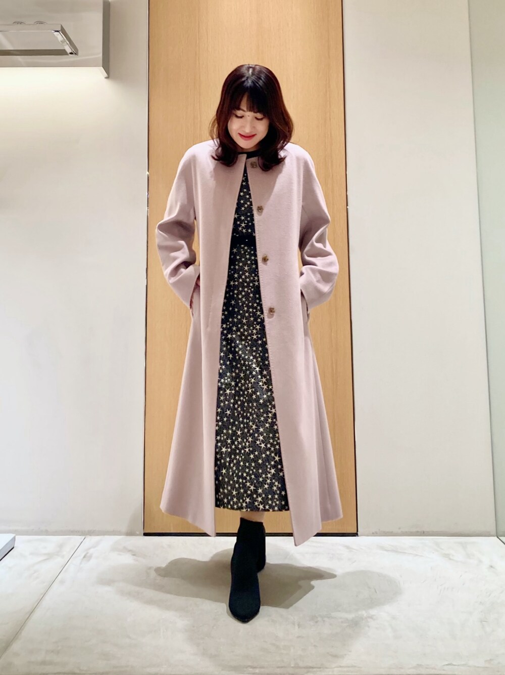「アナイ(ANAYI)、冬アウター、ロングコート、お出かけコーデ、ワンピース、クリスマスに着たい服、冬コーデ、オトナ女子、きれいめコーデ、ピンク、大人かわいい、ジャガード、柄物、カシミヤ、低身長」｜「ANAYIのカシミヤベルト付きクルーコート（その他アウター、ピンク系）」を使った、Hasebe.tさん（レディース・154cm）の冬コーディネートの1枚目の写真