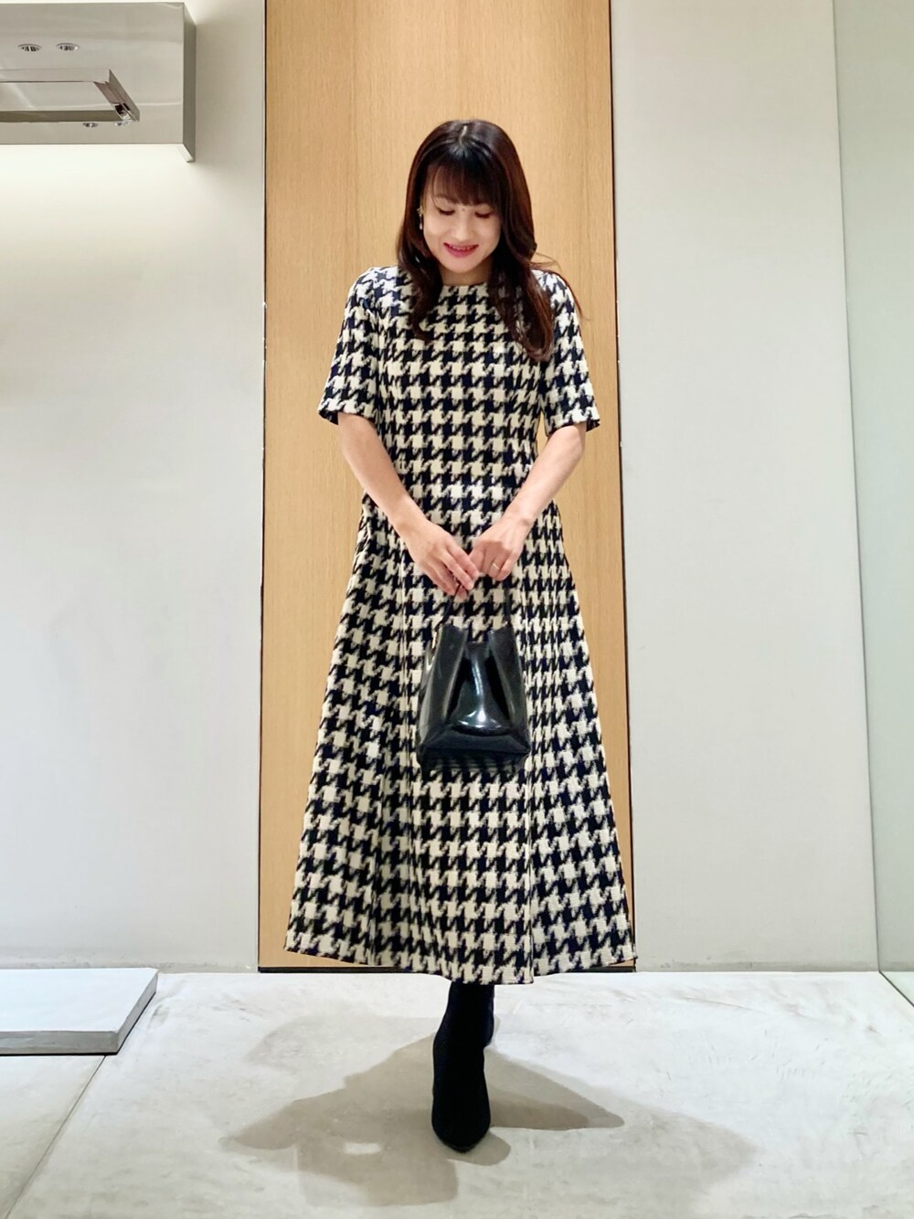 「アナイ(ANAYI)、秋コーデ、デートコーデ、モノトーン、ワンピース、大人女子、オフィスカジュアル、チドリ柄、大人コーデ、大人かわいい、フェミニン、ブラック、バッグ、イヤリング、低身長」｜「ANAYIのパールモチーフイヤリング（イヤリング、ホワイト系）」を使った、Hasebe.tさん（レディース・154cm）の秋コーディネートの1枚目の写真