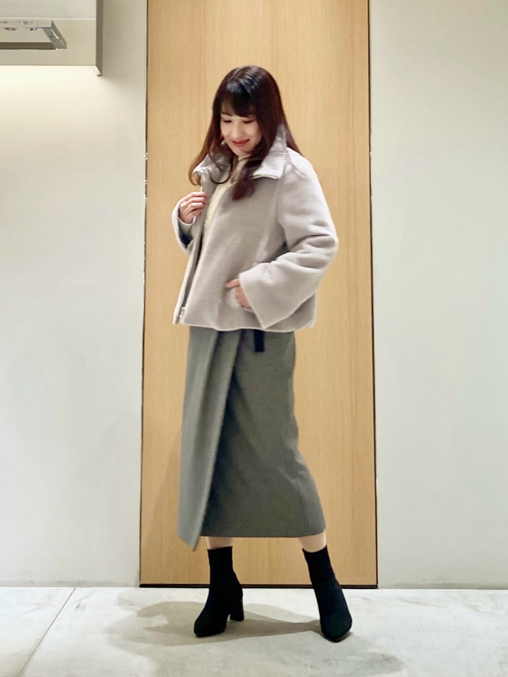 「アナイ(ANAYI)、ニット、冬コーデ、きれいめカジュアル、オトナカワイイ、お出かけコーデ、大人かわいい、あったかコーデ、コート、ファー、スカート、ホワイト、低身長、オトナカジュアル、レース」｜「ANAYIのレースドッキングケーブルプルオーバー（ニット/セーター、ホワイト系）」を使った、Hasebe.tさん（レディース・154cm）の冬コーディネートの1枚目の写真