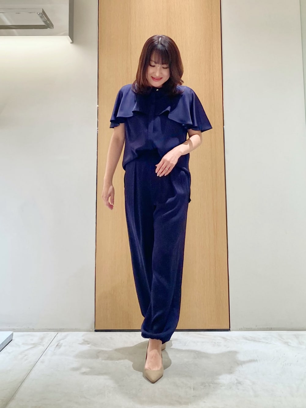 「アナイ(ANAYI)、大人カジュアル、休日スタイル、デートコーデ、お出かけコーデ、セットアップ、春夏コーデ、シンプルコーデ、春ファッション、カジュアルスタイル、オトナカワイイ、シンプルスタイル、大人可愛い、春、大人女子」｜「ANAYIのストレッチサテンケープブラウス（シャツ/ブラウス、ブルー系）」を使った、Hasebe.tさん（レディース・154cm）の春コーディネートの1枚目の写真