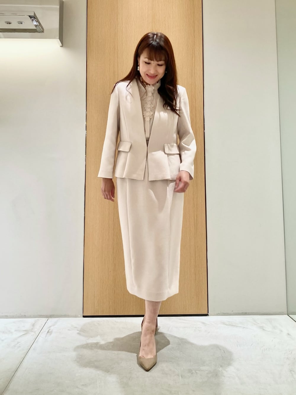 「アナイ(ANAYI)、ジャケット、スカート、ベージュ、ブラウス、ピンク、セットアップ、オケージョン、オトナ女子、オトナカワイイ、パール、低身長、刺繍、きちんとスタイル、淡色コーデ」｜「ANAYIの淡水バロックパールフープイヤリング（イヤリング、ホワイト系）」を使った、Hasebe.tさん（レディース・154cm）の夏コーディネートの1枚目の写真