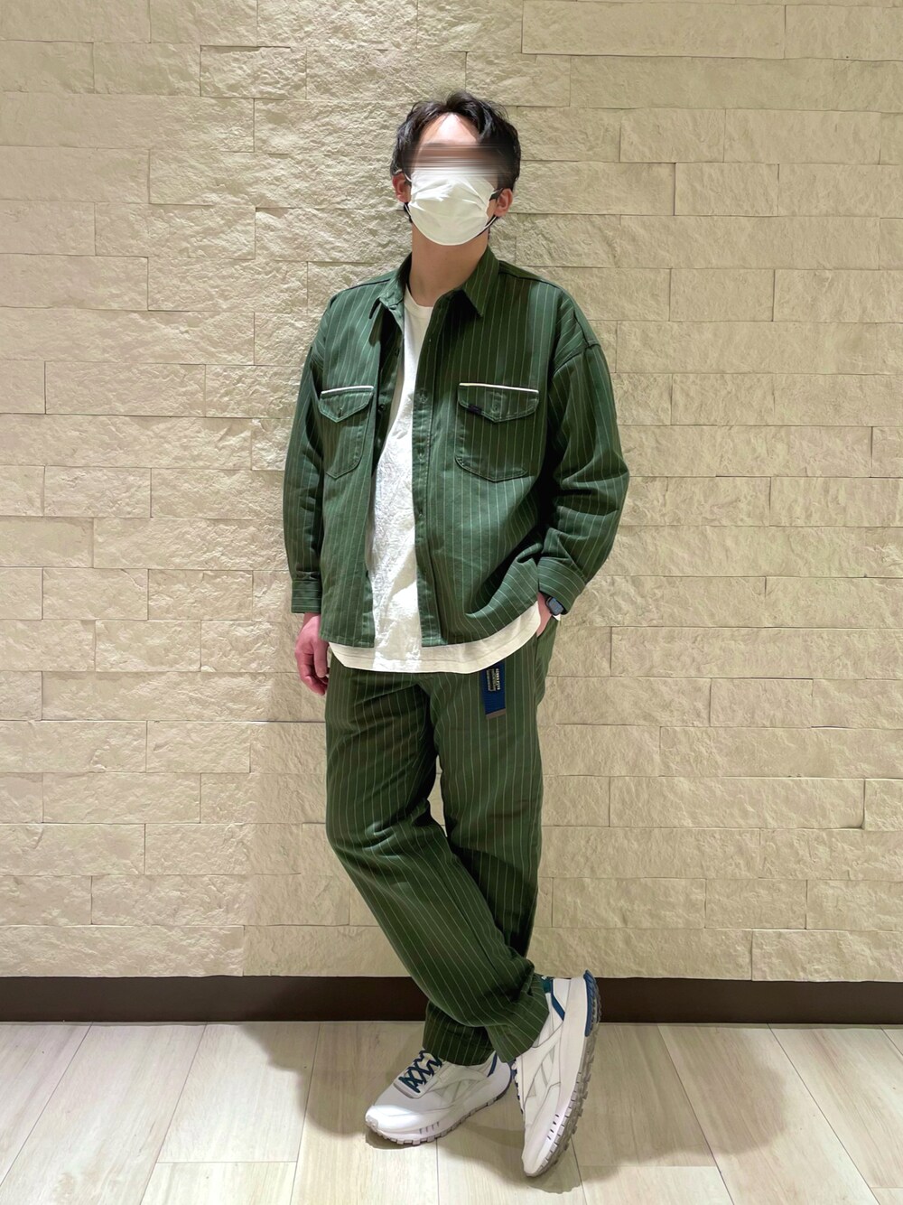 「journal standard、GIMME FIVE、セットアップスタイル、ラフスタイル、リラックス、ストライプ、ビックシルエット、グリーン、デートコーデ、ストライプシャツ、カラーパンツ、白スニーカー、ロンT」｜「Leeの【Lee×JOURNAL STANDARD / リー】別注 WORK STRIPE シャツ（シャツ/ブラウス、グリーン系）」を使った、🍖あいお🍖さん（メンズ・177cm）の春コーディネートの1枚目の写真