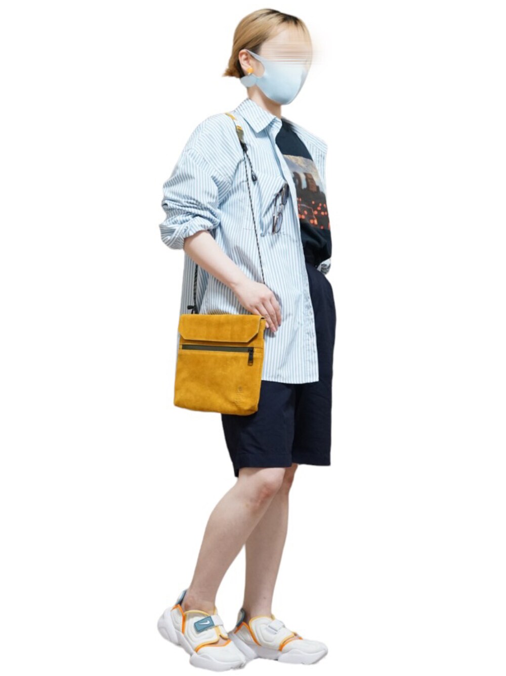 イエロー系のショルダーバッグ、ブルー系のパンツ、ブルー系のシャツ/ブラウスを着用したレディースの夏コーディネートの1枚目の写真