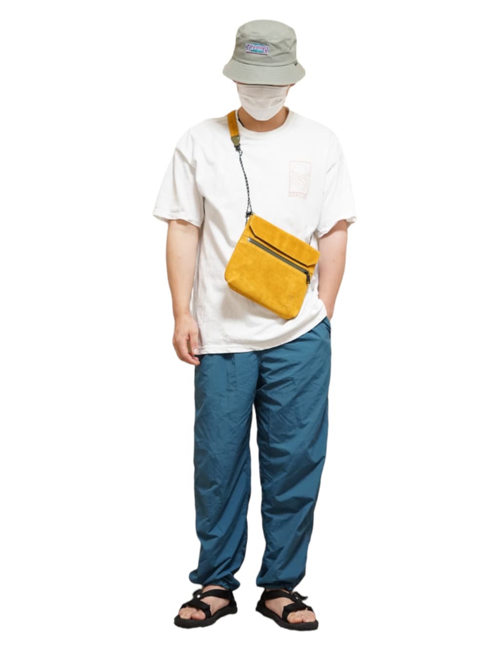 イエロー系のショルダーバッグ、ホワイト系のTシャツ/カットソー、グレー系のその他パンツを着用したメンズの夏コーディネートの1枚目の写真