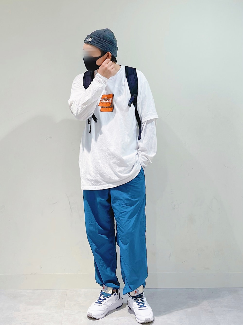 ホワイト系のTシャツ/カットソー、ホワイト系のTシャツ/カットソー、ホワイト系のスニーカーを着用したメンズの春コーディネートの1枚目の写真