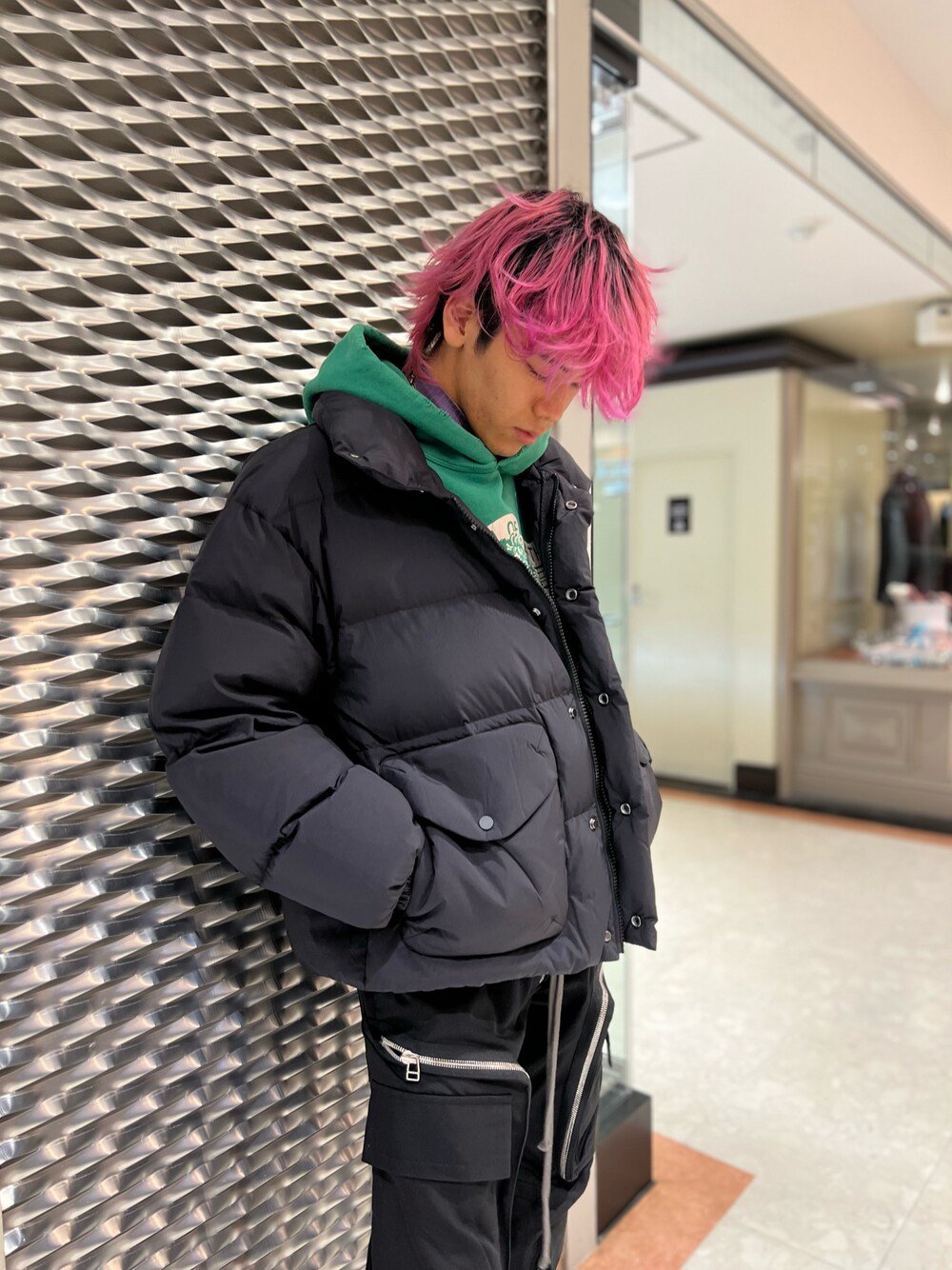 「ROYAL FLASH、ロイヤルフラッシュ、クリスマスに着たい服、冬、オトナカジュアル、マイベストコーデ2022、ビッグシルエット、カジュアルコーデ、冬アウター、ダウンジャケット、カーゴパンツ、A.A.Spectrum、a.f artefact、SAINT M××××××、パーカー」｜「ROYAL FLASHのA.A.Spectrum/エー.エー.スペクトラム/別注ダウン（ジャケット/アウター、ブラック系）」を使った、leoreo0227さん（メンズ・175cm）の冬コーディネートの1枚目の写真