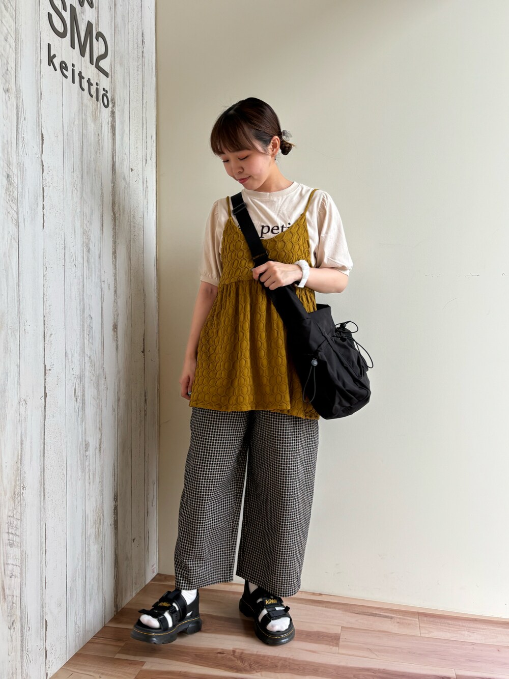 イエロー系のTシャツ/カットソー、ホワイト系のTシャツ/カットソー、ブラック系のその他パンツを着用したレディースの夏コーディネートの1枚目の写真