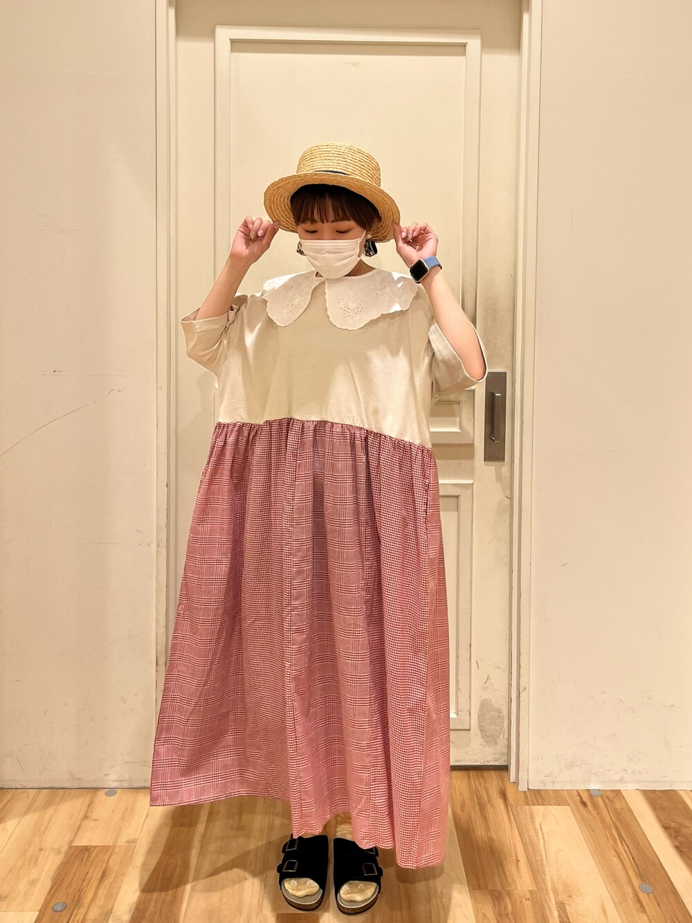 ホワイト系のワンピース、ブラック系のサンダル、ホワイト系のストール/ショールを着用したレディースの夏コーディネートの1枚目の写真