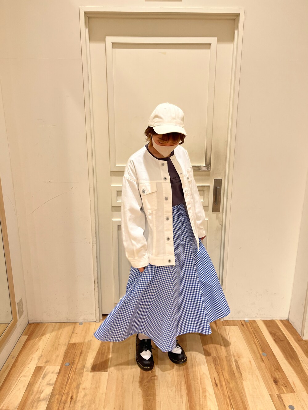 ホワイト系のノーカラージャケット、グレー系のTシャツ/カットソー、ブルー系のスカートを着用したレディースの春コーディネートの1枚目の写真