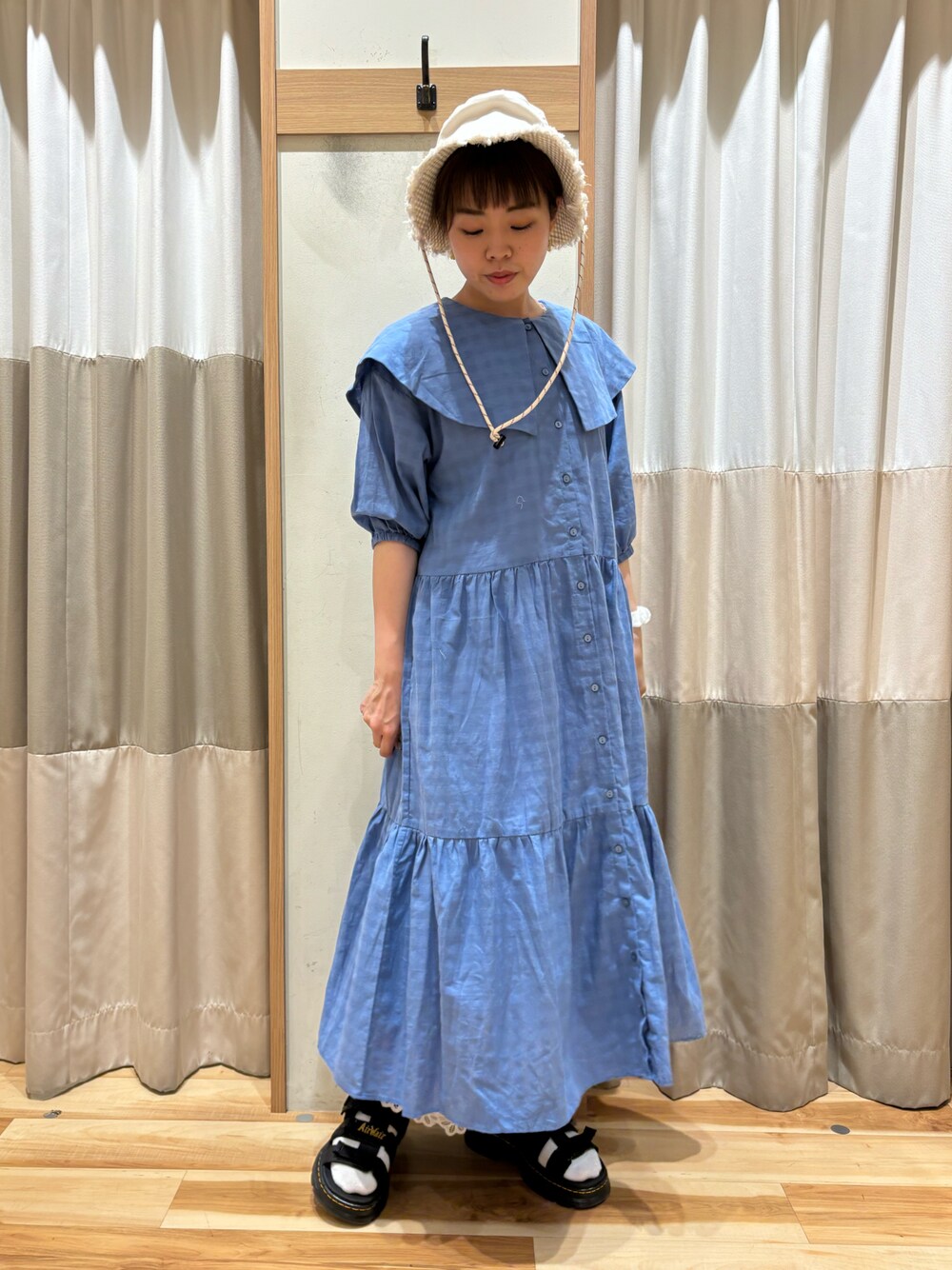 ブルー系のワンピース、ホワイト系のその他パンツ、ブラック系のサンダルを着用したレディースの夏コーディネートの1枚目の写真