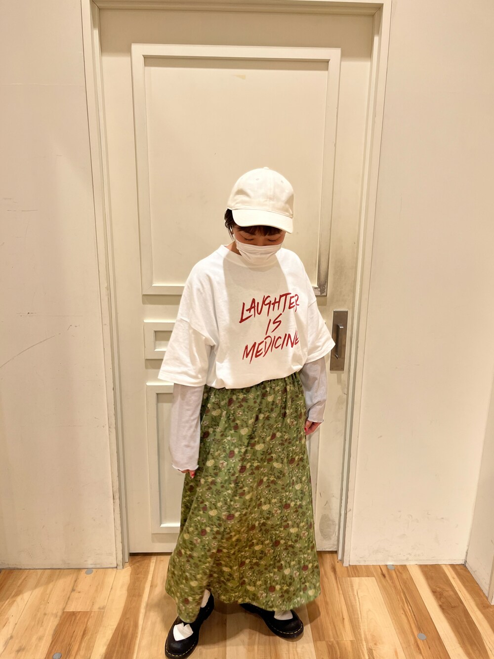 ホワイト系のTシャツ/カットソー、グレー系のTシャツ/カットソー、グリーン系のスカートを着用したレディースの春コーディネートの1枚目の写真