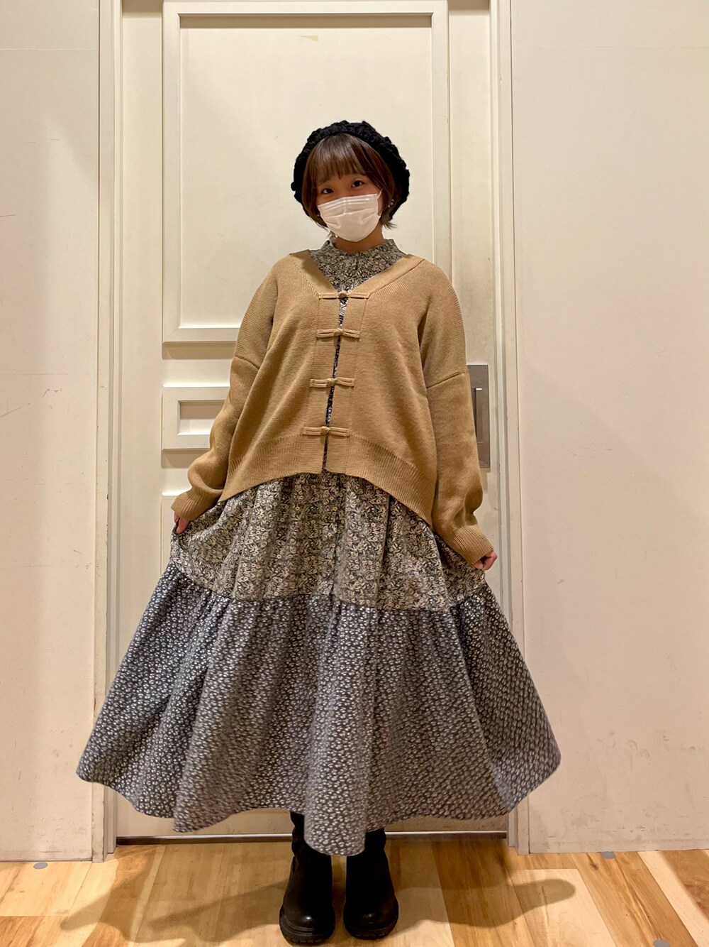 ベージュ系のカーディガン/ボレロ、ブルー系のワンピース、ブラック系のハンチング/ベレー帽を着用したレディースの秋コーディネートの1枚目の写真