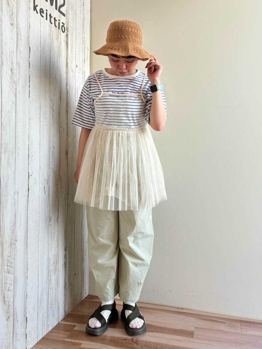 ブルー系のTシャツ/カットソー、ホワイト系のシャツ/ブラウス、グリーン系のその他パンツを着用したレディースの春コーディネートの1枚目の写真