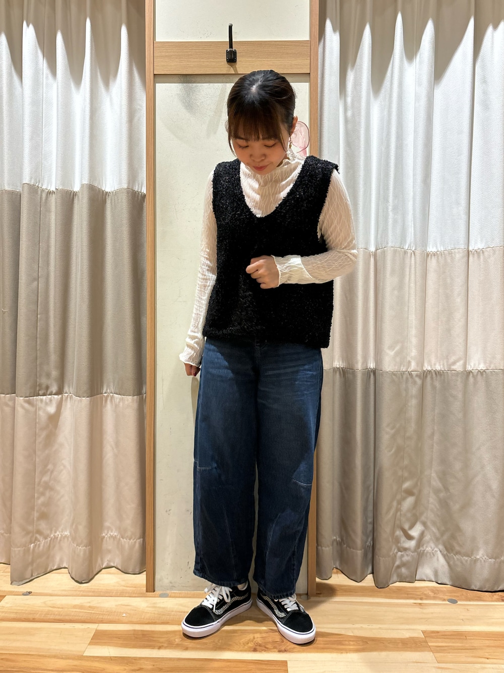 ホワイト系のTシャツ/カットソー、ブラック系のニット/セーター、ブルー系のその他パンツを着用したレディースの秋コーディネートの1枚目の写真