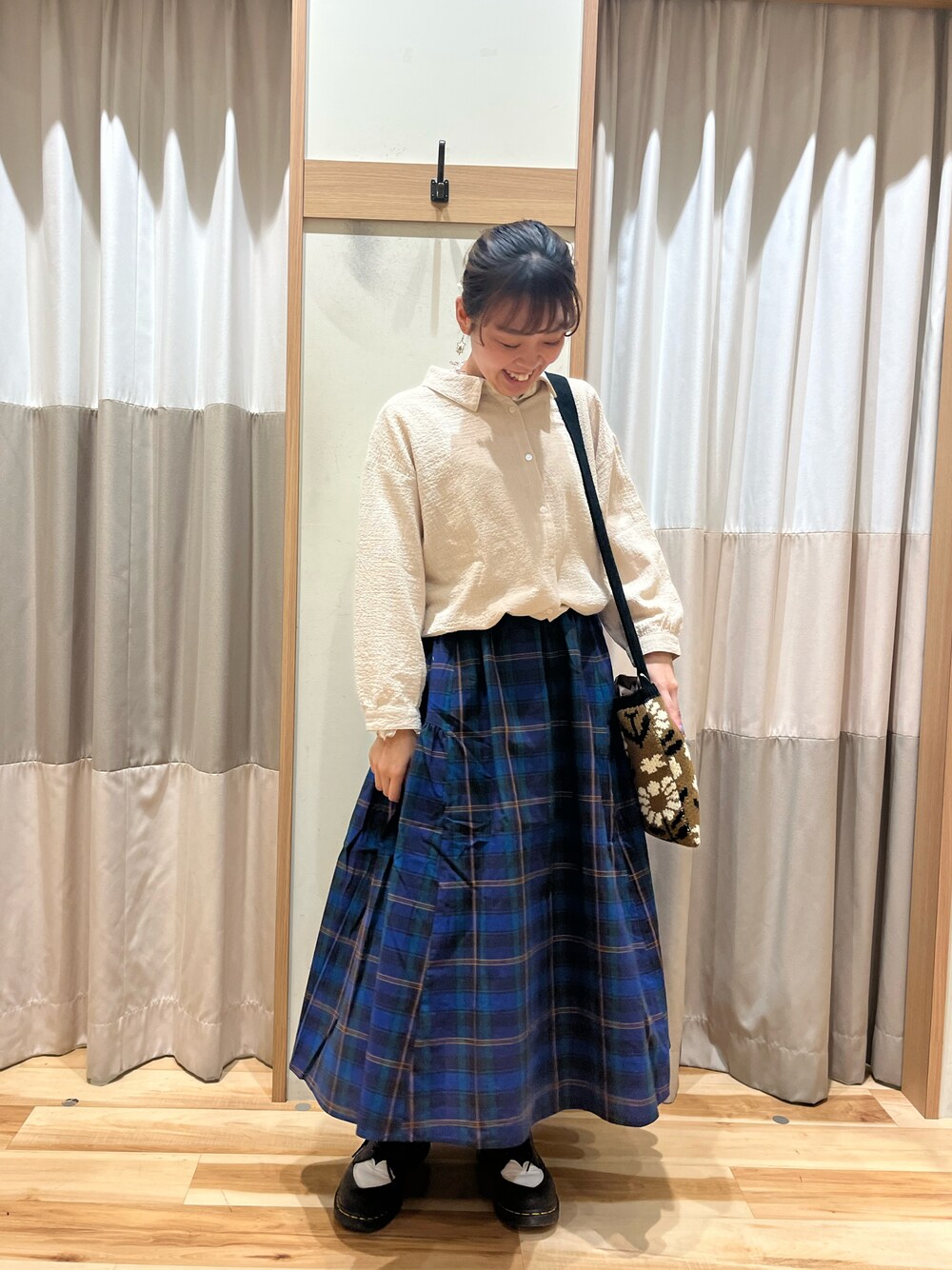 ホワイト系のTシャツ/カットソー、ベージュ系のシャツ/ブラウス、ブルー系のスカートを着用したレディースの秋コーディネートの1枚目の写真