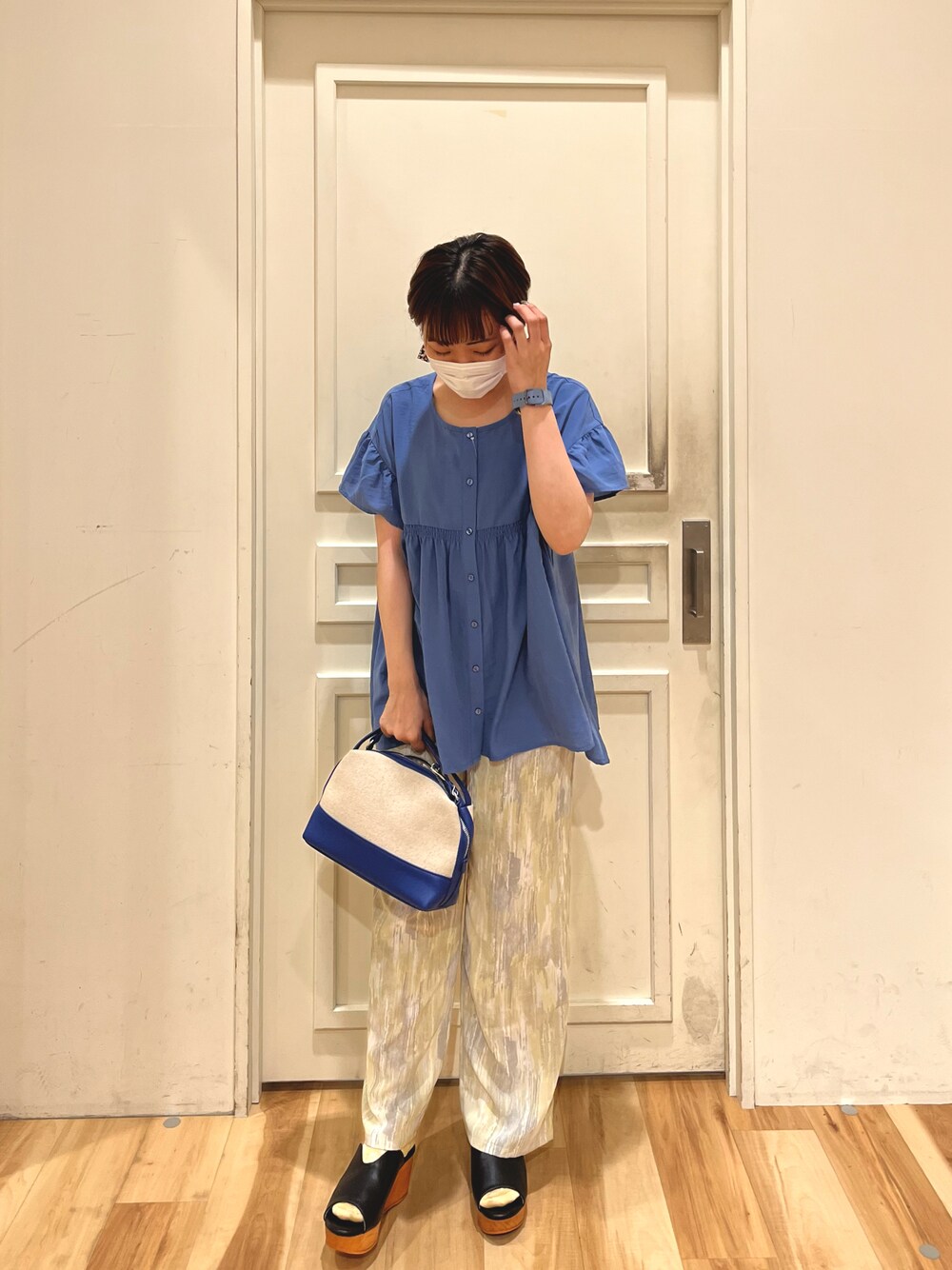 ブルー系のシャツ/ブラウス、イエロー系のその他パンツ、ブルー系のバッグを着用したレディースの夏コーディネートの1枚目の写真