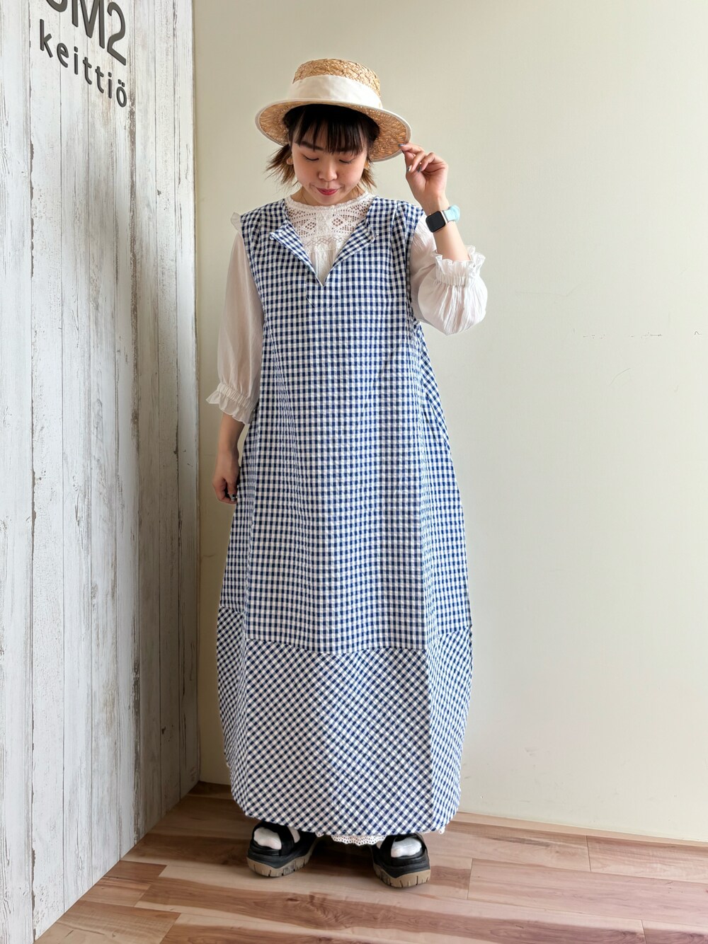 ブルー系のワンピース/ドレス、ホワイト系のシャツ/ブラウス、ホワイト系のスカートを着用したレディースの春コーディネートの1枚目の写真