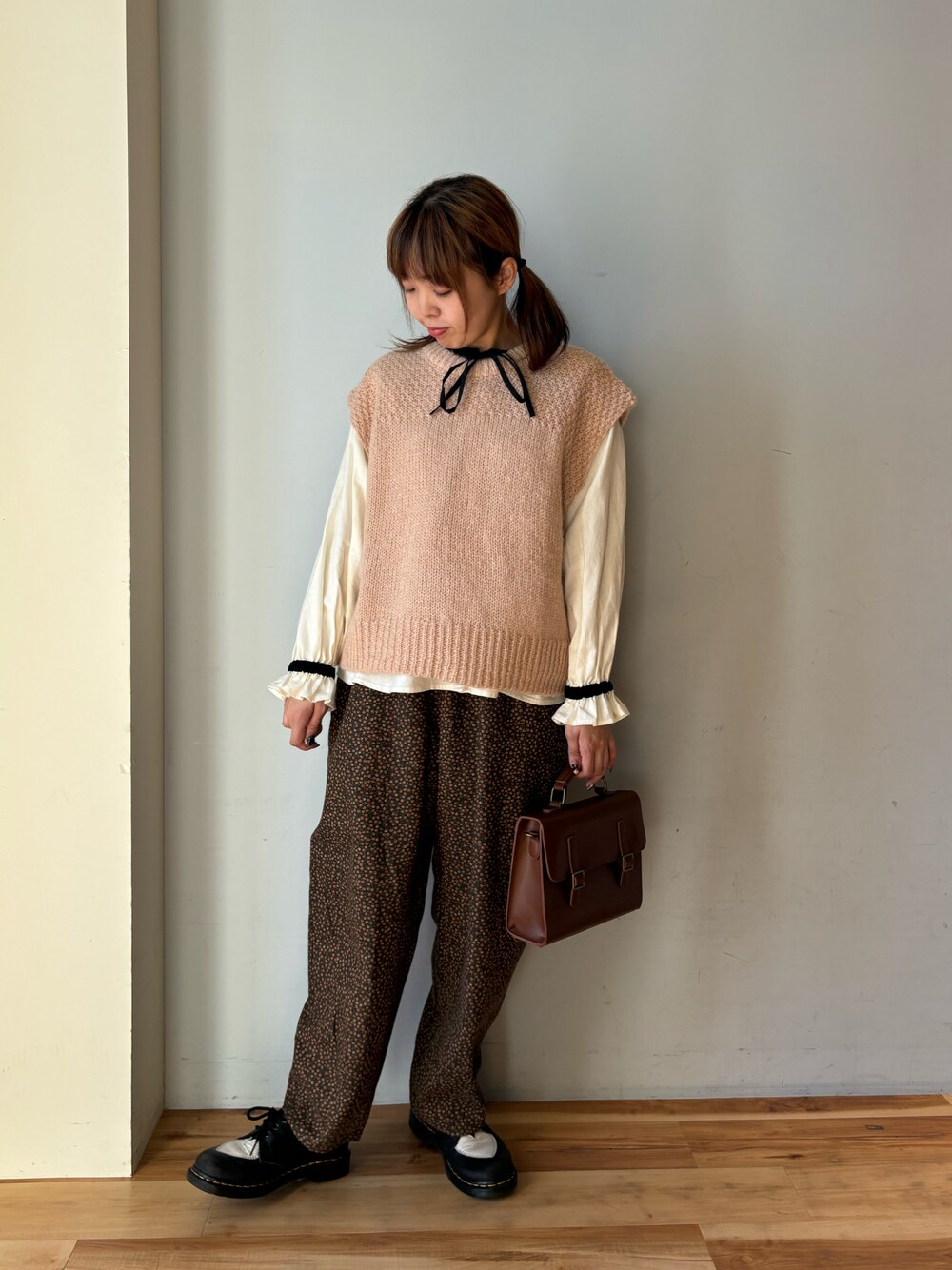 ピンク系のベスト、ホワイト系のシャツ/ブラウス、ブラック系のその他パンツを着用したレディースの冬コーディネートの1枚目の写真