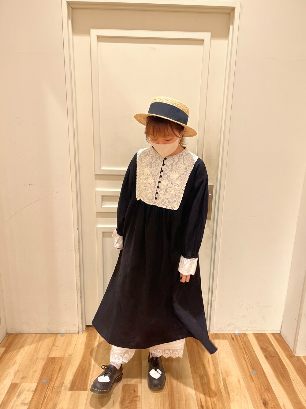 ブラック系のワンピース、ホワイト系のその他パンツ、ブラック系のシューズを着用したレディースの春コーディネートの1枚目の写真