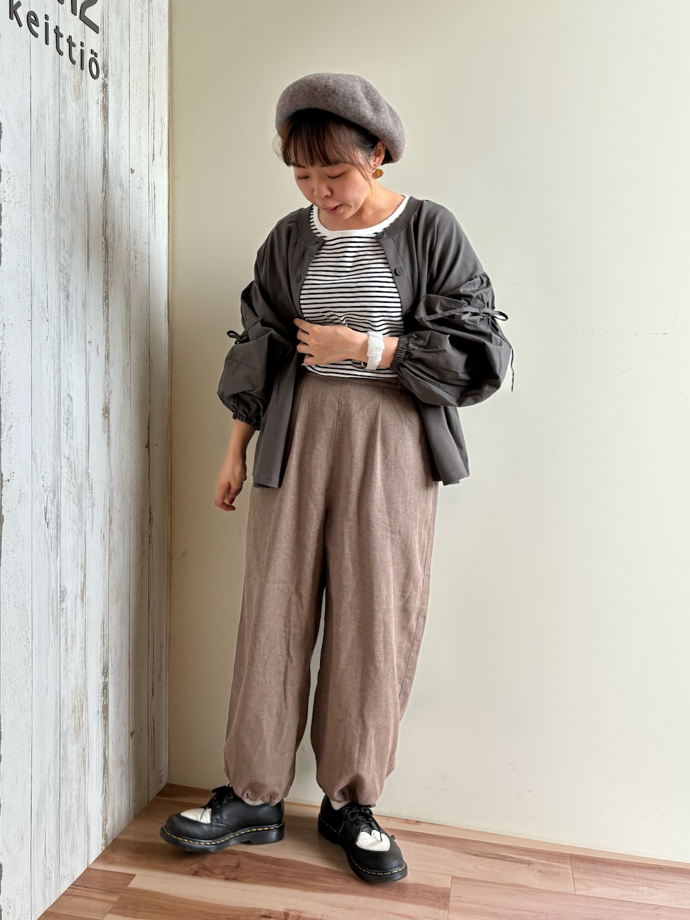 ホワイト系のTシャツ/カットソー、ブラック系のTシャツ/カットソー、ベージュ系のその他パンツを着用したレディースの秋コーディネートの1枚目の写真