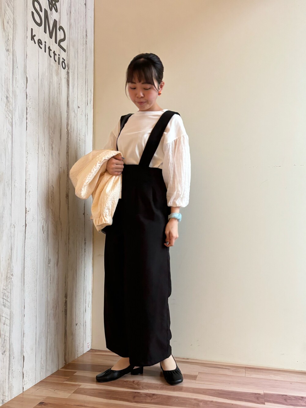 ホワイト系のTシャツ/カットソー、ブラック系のその他パンツ、ホワイト系のブルゾンを着用したレディースの春コーディネートの1枚目の写真