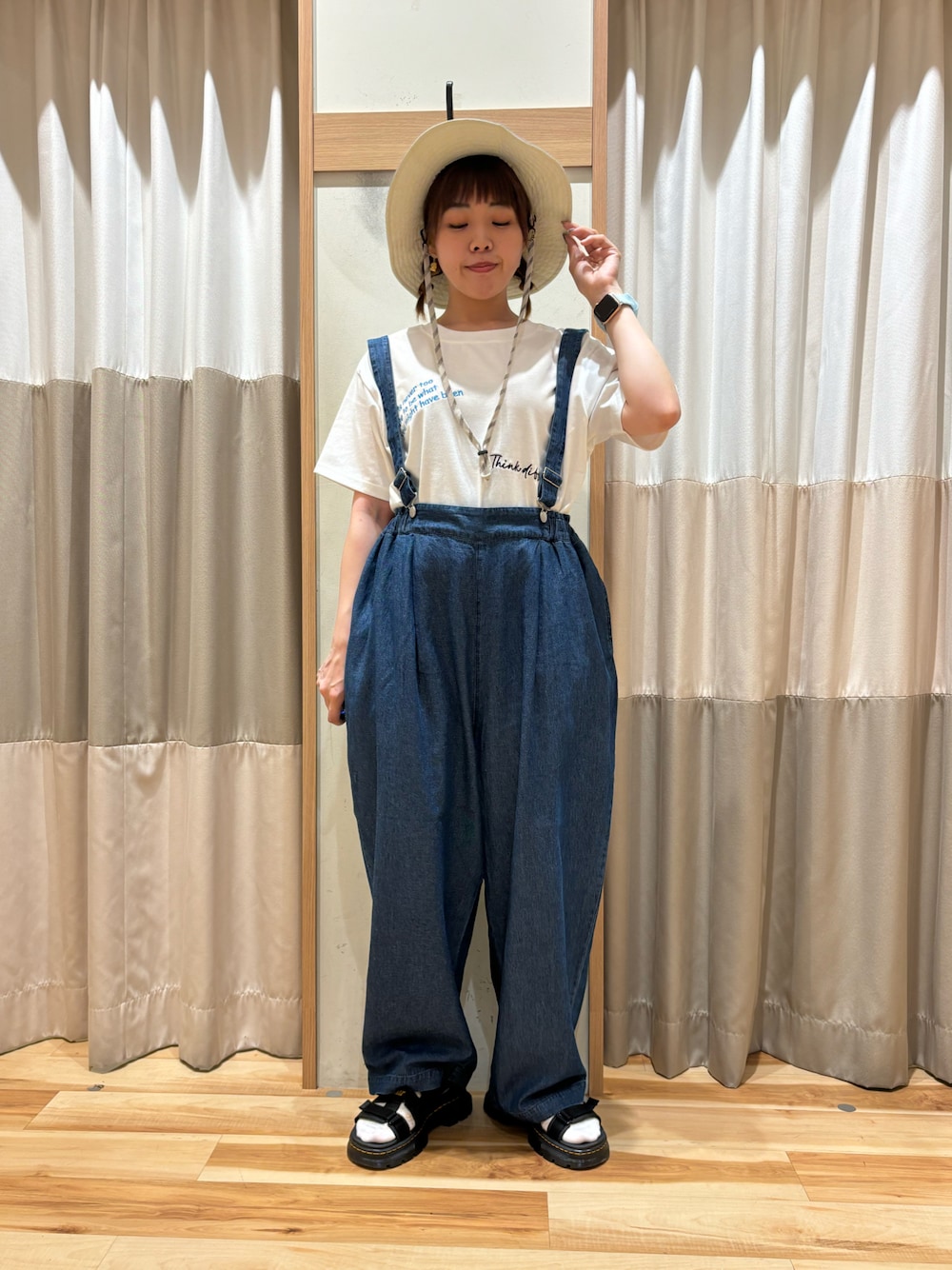 ブルー系のその他パンツ、ホワイト系のTシャツ/カットソー、ブラック系のサンダルを着用したレディースの夏コーディネートの1枚目の写真
