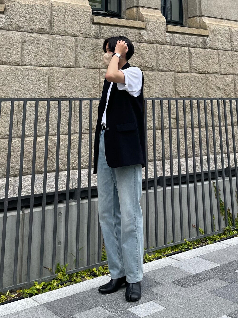 「カジュアルコーデ、シンプル、おしゃれさんと繋がりたい、白Tシャツ、デニムっていいよね、キレイめ、ジレ、Tシャツ、デニム、Levi's」｜「ZARAのアイテム（テーラードジャケット、ブラック系）」を使った、Takumiさん（メンズ・173cm）の夏コーディネートの1枚目の写真