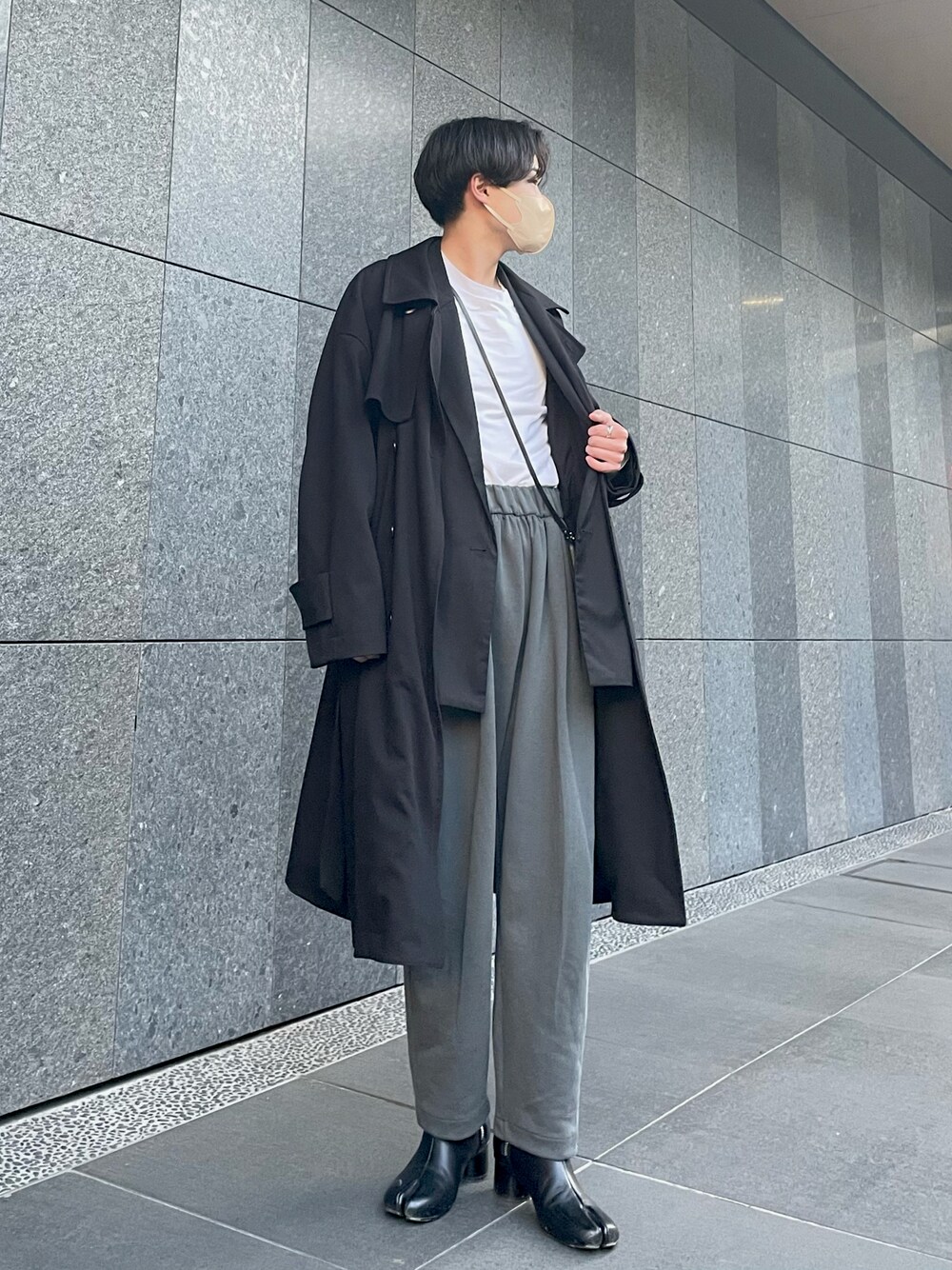「春服、オーバーサイズ、ゆるコーデ、メンズコーデ、ビックシルエット、春コーデ、休日コーデ、いいね、save、フォローお願いします🤑、黒、プチプラ、雨の日コーデ、ワントーンコーデ、ジャケットスタイル、カジュアル、韓国ファッション」｜「UNIQLOのソフトタッチクルーネックT（長袖）（Tシャツ/カットソー、ホワイト系）」を使った、Takumiさん（メンズ・173cm）の春コーディネートの1枚目の写真