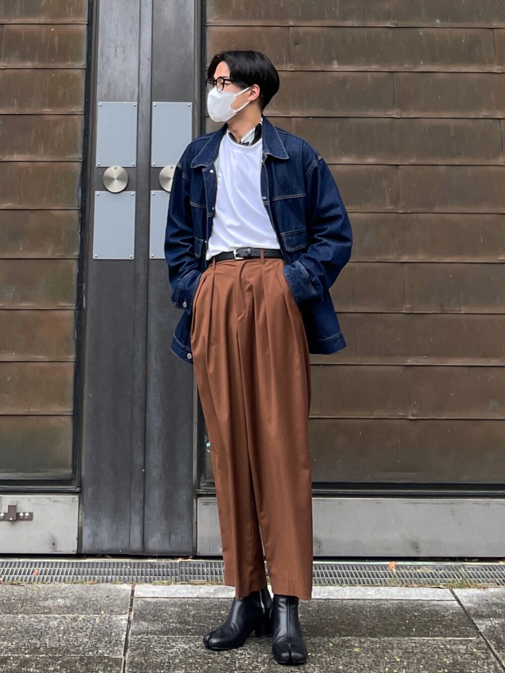 「春コーデ、大人カジュアル、雨の日コーデ、お洒落さんとつながりたい、タックイン、スカーフ、黒縁メガネ、メガネ男子」｜「HAREのオーバーデニムジャケット(HARE)（デニムジャケット、ブルー系）」を使った、Takumiさん（メンズ・173cm）の春コーディネートの1枚目の写真