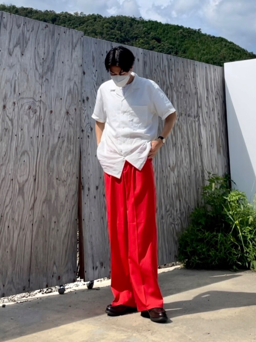 「オーバーサイズ、リラックススタイル、メンズファッション、シンプルコーデ、プチプラコーデ、キレイめ、レッド、UNIQLO、GU」｜「UNIQLOのオープンカラーシャツ（半袖）＋E（シャツ/ブラウス、ホワイト系）」を使った、Takumiさん（メンズ・173cm）の秋コーディネートの1枚目の写真