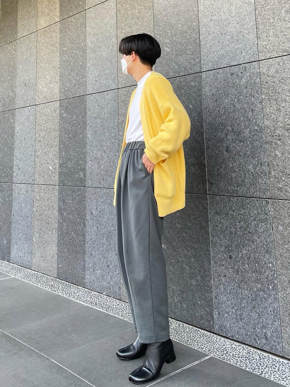 「カジュアルコーデ、大人コーデ、今日のコーデ、春アウター、ワイドパンツ、ゆるコーデ、おしゃれさんと繋がりたい、タックイン、リラックススタイル、プチプラコーデ、イエロー、カーディガン」｜「UNIQLOのソフトタッチクルーネックT（長袖）（Tシャツ/カットソー、ホワイト系）」を使った、Takumiさん（メンズ・173cm）の春コーディネートの1枚目の写真