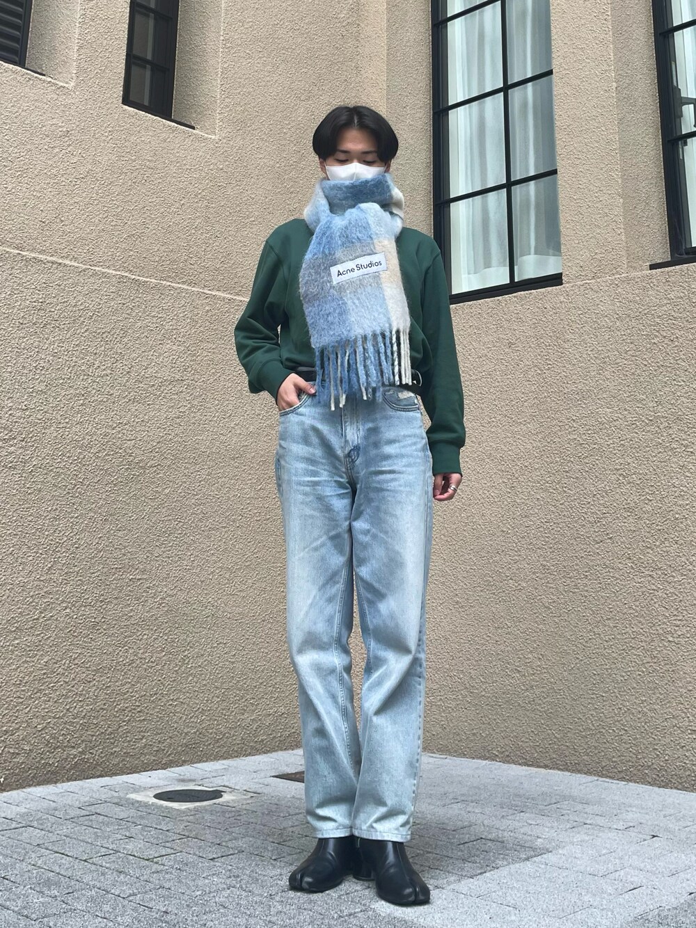 「クリスマスに着たい服、アクネストゥディオズ、AcneStudios、アクネマフラー、ワントーンコーデ、寒色系、キレイめコーデ、冬、マフラー、ユニクロ、Levi's」｜「Acne Studiosのアイテム（マフラー、ブルー系）」を使った、Takumiさん（メンズ・173cm）の冬コーディネートの1枚目の写真