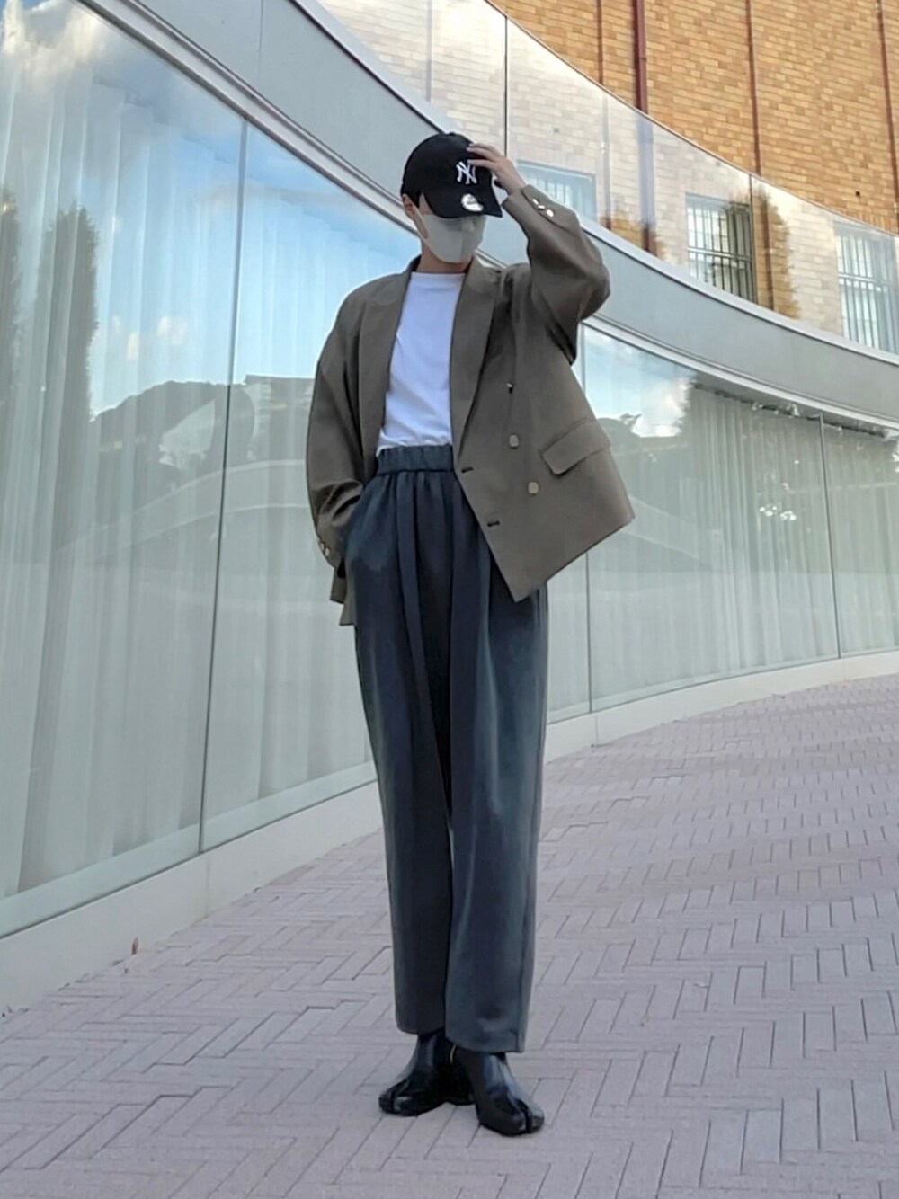 「秋冬コーデ、シンプルスタイル、きれいめカジュアル、ラフ、ファッション好きと繋がりたい、大人コーデ、革靴、韓国ファッション、秋のコーデ、グレー」｜「UNIQLOのアイテム（その他パンツ、グレー系）」を使った、Takumiさん（メンズ・173cm）の秋コーディネートの1枚目の写真