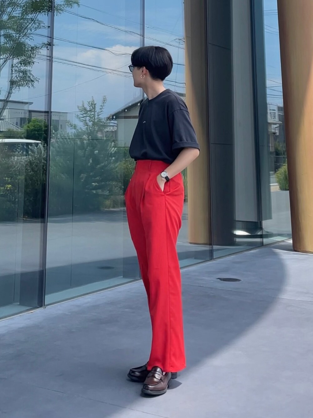 「オトナカジュアル、キレイめ、おしゃれさんと繋がりたい、プチプラコーデ、シャツコーデ、ローファー、レッド、GU」｜「Acne Studiosの＜Acne Studios（アクネ ストゥディオス）＞ EXTORR STAMP Tシャツ■■■（Tシャツ/カットソー、ブラック系）」を使った、Takumiさん（メンズ・173cm）の夏コーディネートの1枚目の写真