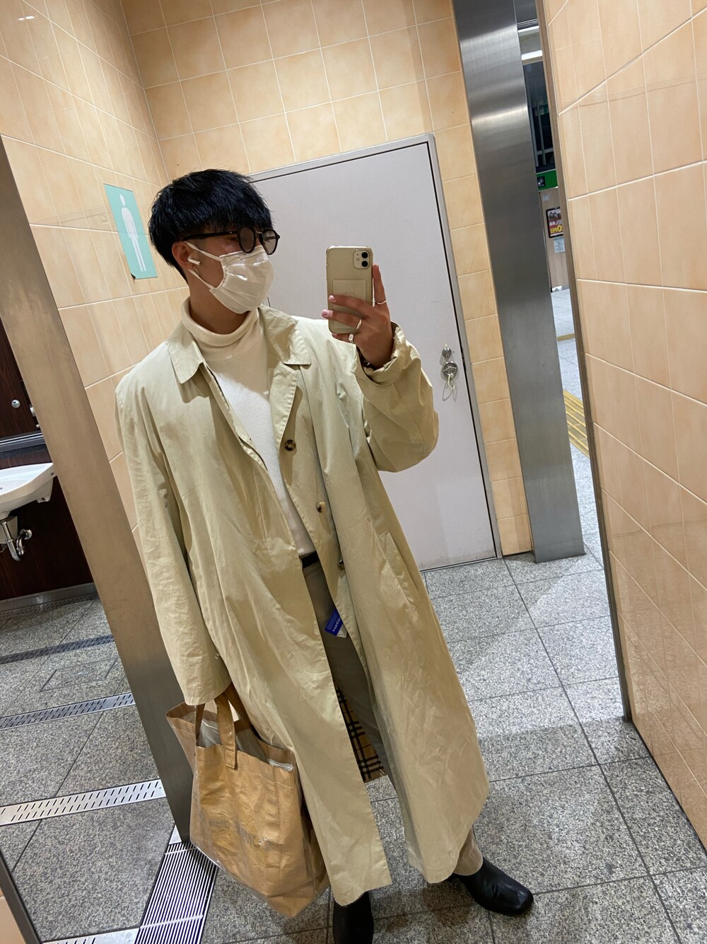 「BURBERRYのアイテム（チェスターコート、ゴールド系）」を使った、l76cmmさん（メンズ・176cm）の冬コーディネートの1枚目の写真